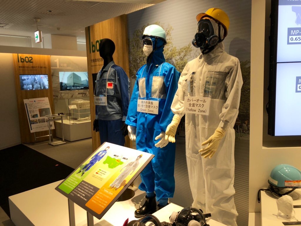Los distintos tipos de protección necesarios para trabajar en Fukushima Dai-ichi expuestos en el Centro de Documentación sobre el  Desmantelamiento. 